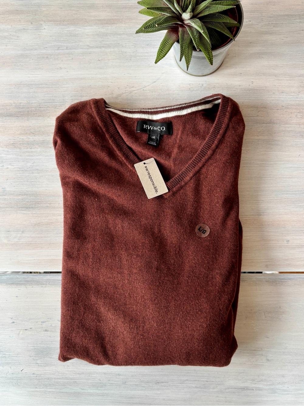 NWT RW&CO Rust Men’s V‑Neck Knit Sweater with Elbow Patches. Size Large. NEW ❤️ - Picture 12 of 12